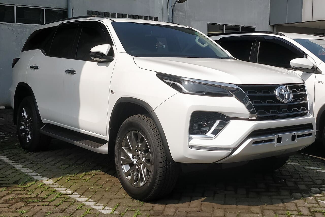 Toyota Fortuner 2021 — another view