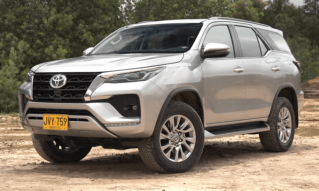 Toyota Fortuner 2021 — another view
