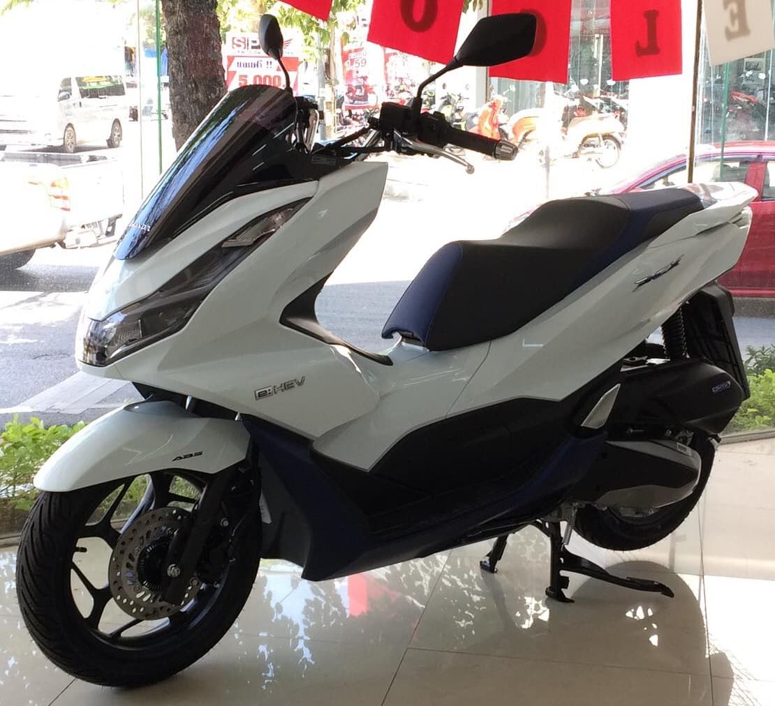 Honda PCX 160 (test) — another view